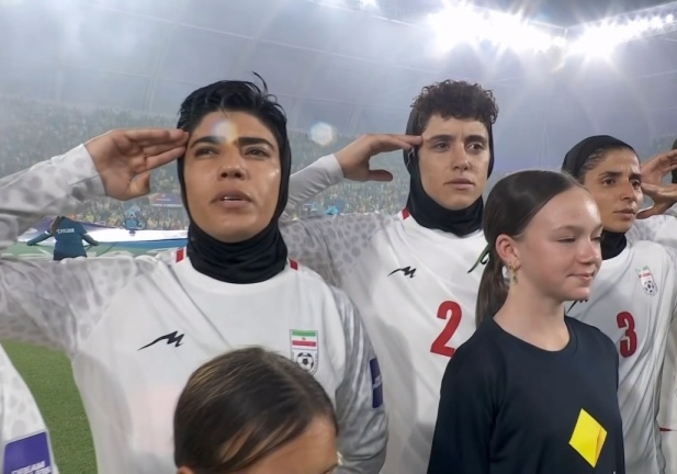 世界杯客户端升级说明-声援祖国？伊朗女足亚洲杯高唱国歌+动情敬军礼！首轮曾集体沉默