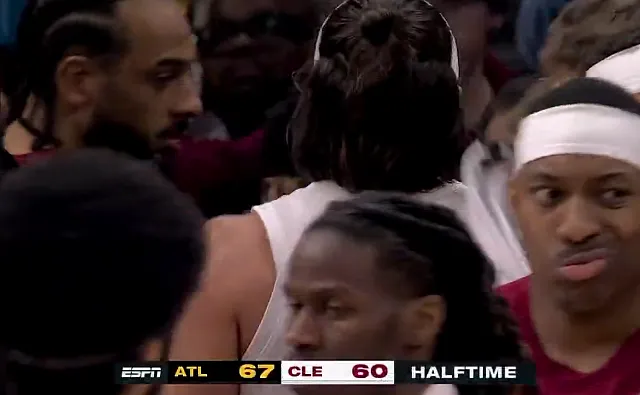 世界杯客户端升级说明-半场：骑士以60-67落后老鹰，莫布利16+10米切尔14分